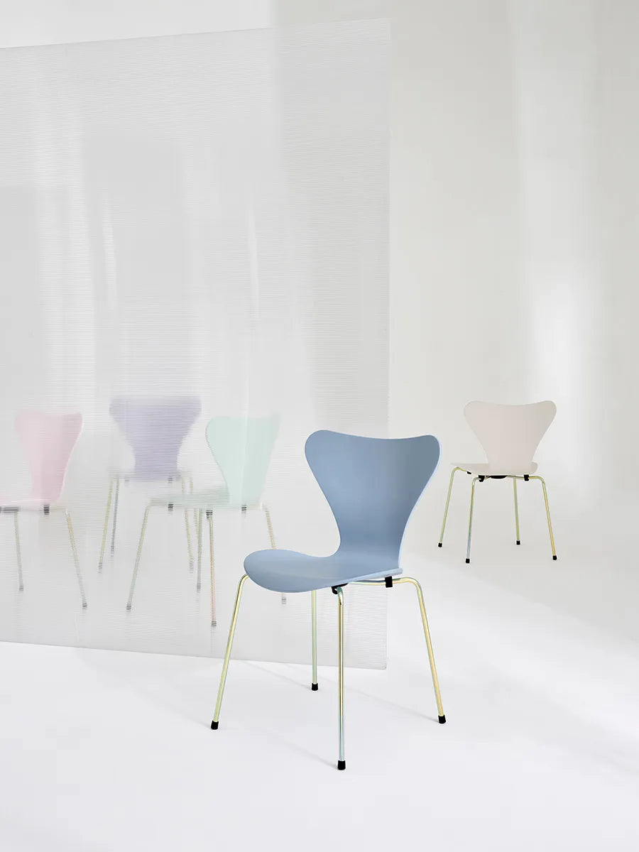 70th Anniversary Edition 3107 Spisebordsstol, 7:14 AM Blue af Arne Jacobsen