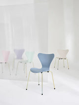 70th Anniversary Edition 3107 Spisebordsstol, 7:14 AM Blue af Arne Jacobsen