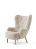 Petra VB3 Chair, moonlight sheepskin/oak fra &Tradition