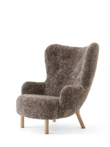 Petra VB3 Chair, sahara sheepskin/oak fra &Tradition