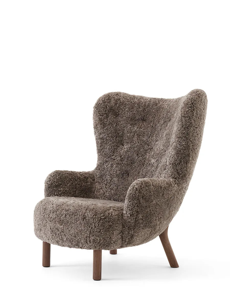 Petra VB3 Chair, sahara sheepskin/walnut fra &Tradition